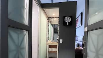 Escritorio y espacio para trabajar con laptop