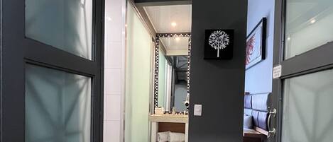 Escritorio y espacio para trabajar con laptop