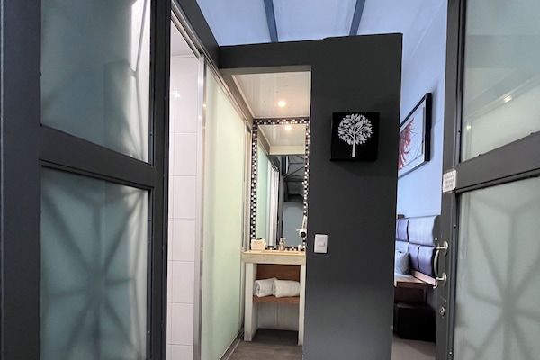 Escritorio y espacio para trabajar con laptop