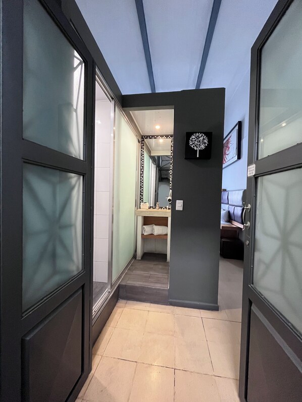 Standard a Queen Size bed | Desk, laptop workspace, iron/ironing board, free WiFi - Hotel Alhaja Puebla Centro Histórico (Puebla)