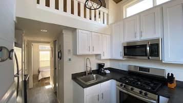 Studio Suite | Private kitchen | Full-sized fridge, microwave, oven, dishwasher