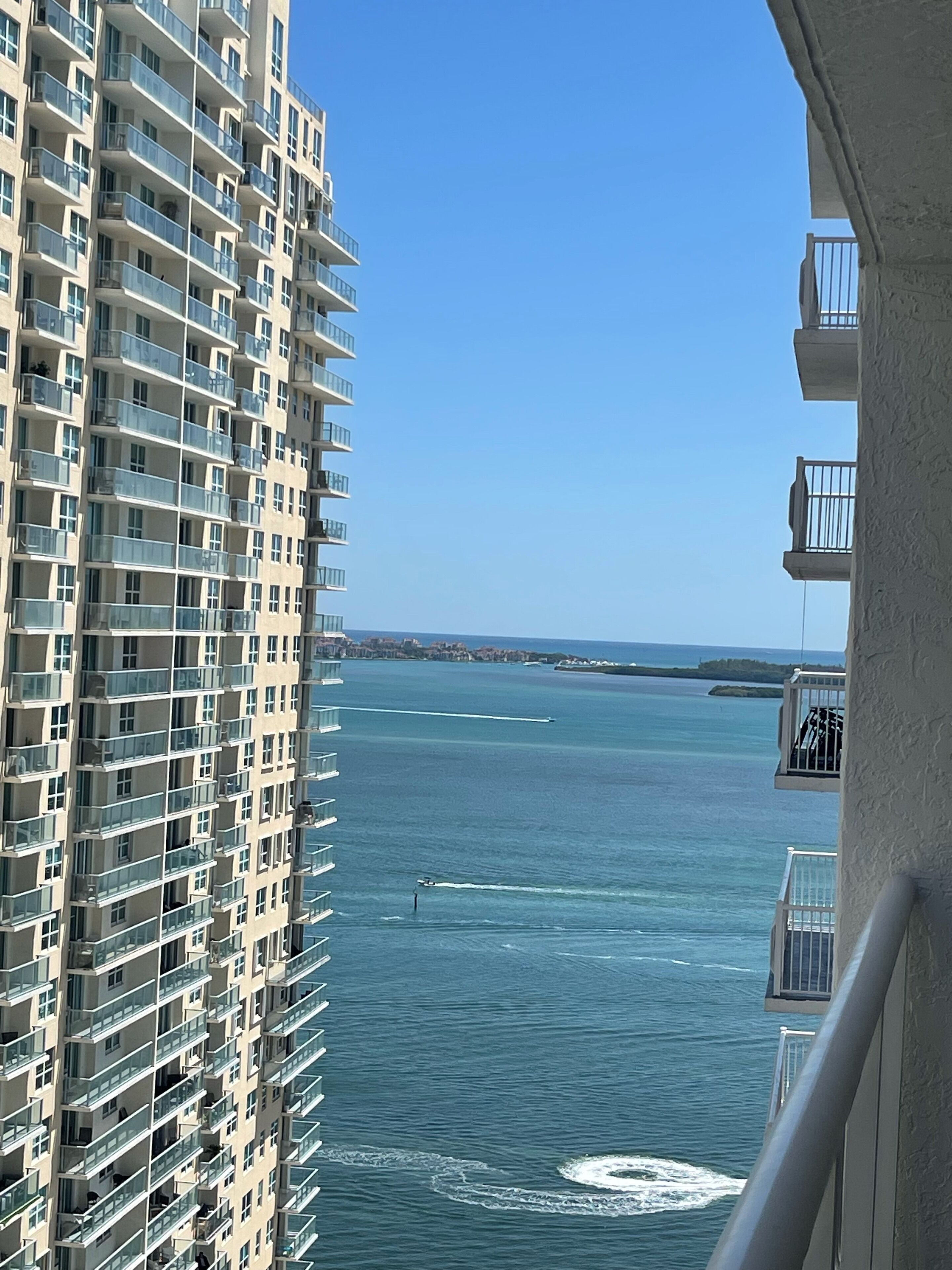 Luxury One Bedroom condo-Grand Balcony-Ocean Views-In the heart of Brickell