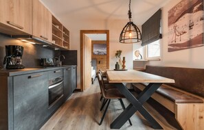 Kühlschrank, Geschirrspüler, Wasserkocher mit Kaffee-/Teezubehör