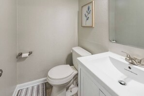 Combined shower/bathtub, hair dryer, towels