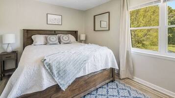 2 bedrooms, iron/ironing board, WiFi, bed sheets