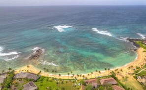 Una spiaggia nelle vicinanze, lettini da mare, teli da spiaggia