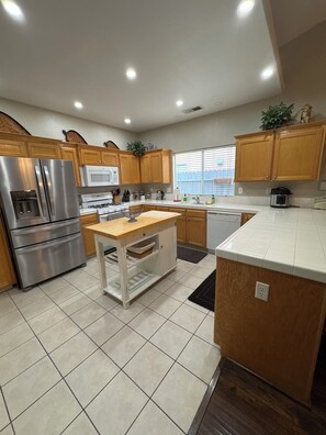 Fridge, microwave, oven, stovetop -  Clovis Charmer! Spacious and close to everything! (Clovis)
