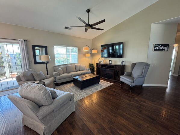 Smart TV, fireplace, books -  Clovis Charmer! Spacious and close to everything! (Clovis)