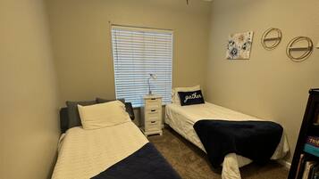 3 bedrooms, desk, iron/ironing board, free WiFi