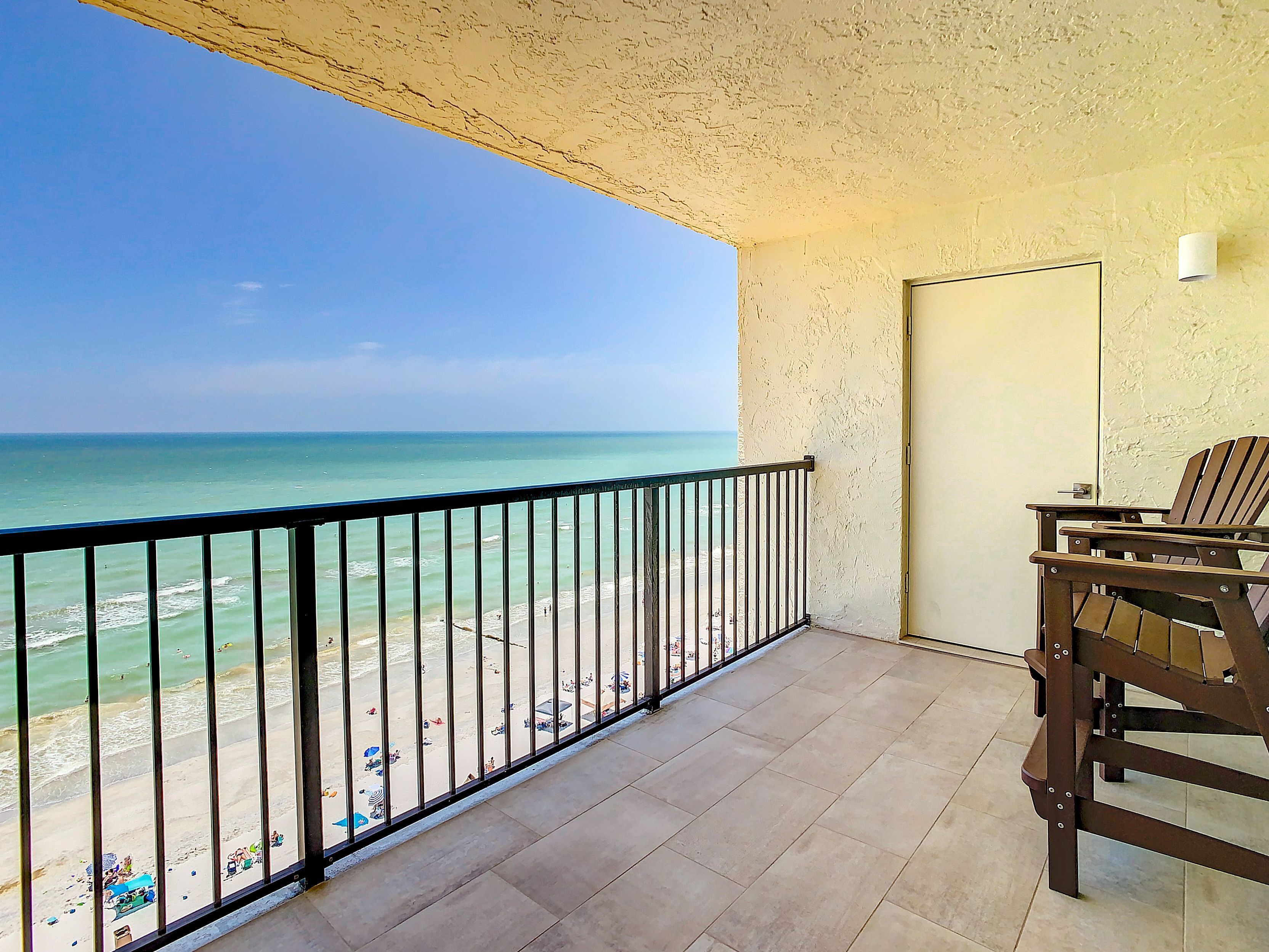 Een balkon met uitzicht op het strand en de oceaan.