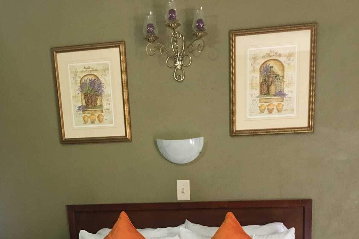 Minibar, tabla de planchar con plancha, wifi gratis y ropa de cama