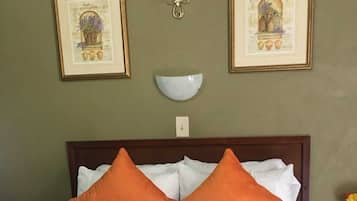 Minibar, tabla de planchar con plancha, wifi gratis y ropa de cama