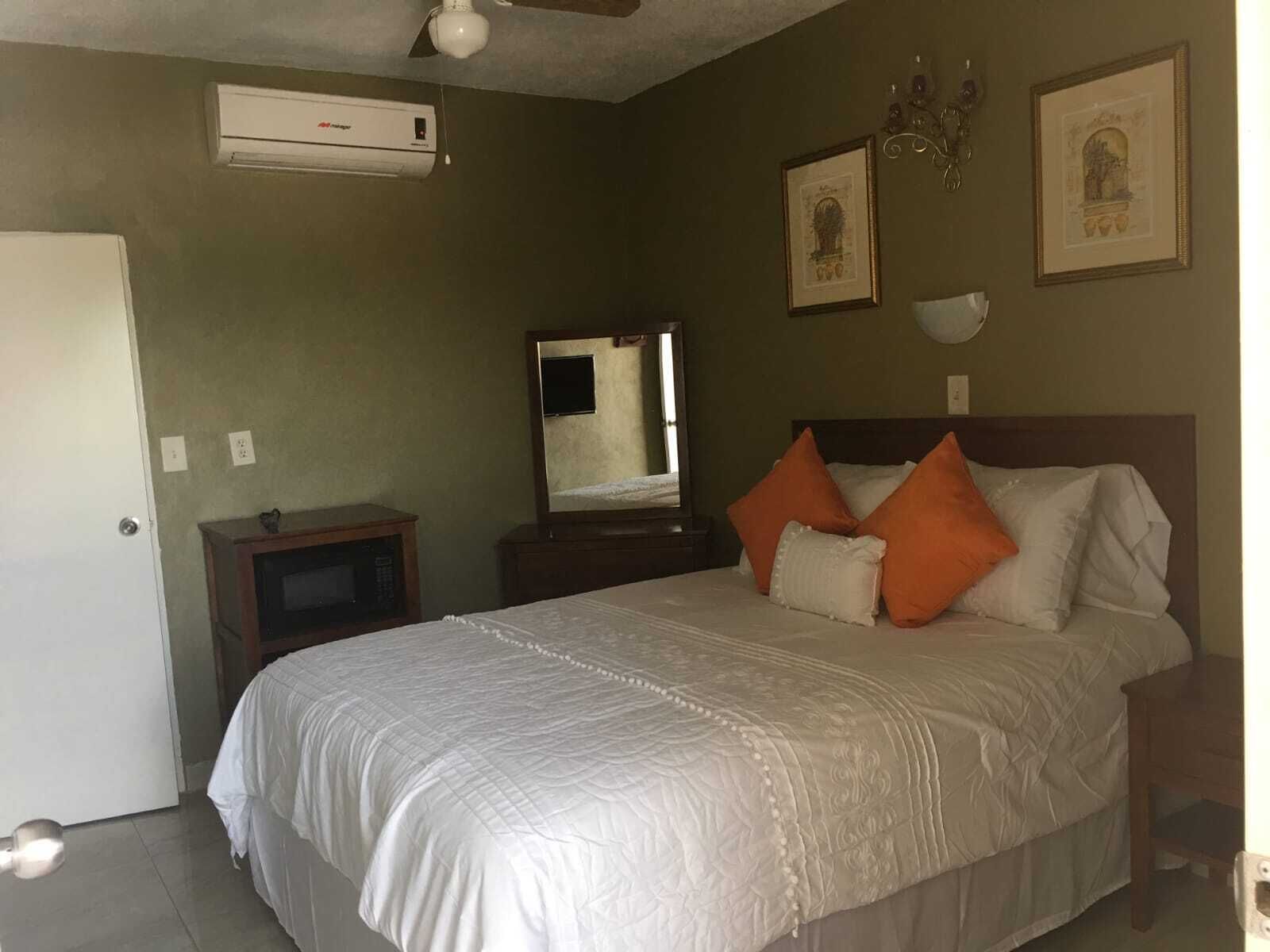 Minibar, tabla de planchar con plancha, wifi gratis y ropa de cama 