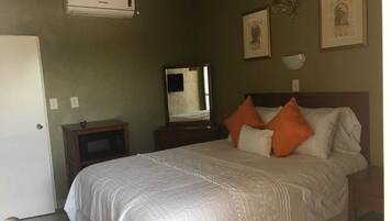 Minibar, tabla de planchar con plancha, wifi gratis y ropa de cama