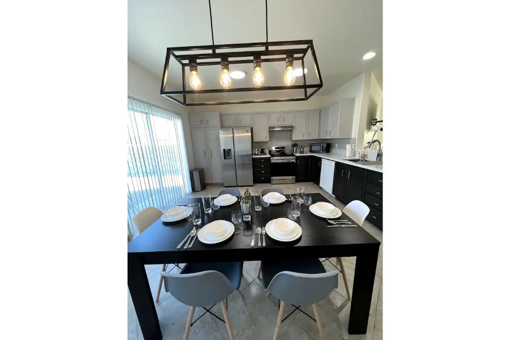 Cactus Casa- Vibrant 4-bedroom home with spa