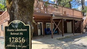 Een bord voor Shasta Lakeshore Retreat #6 met een gastvrije boodschap.