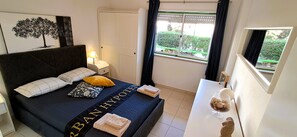 2 chambres, fer et planche à repasser, lit de bébé portatif
