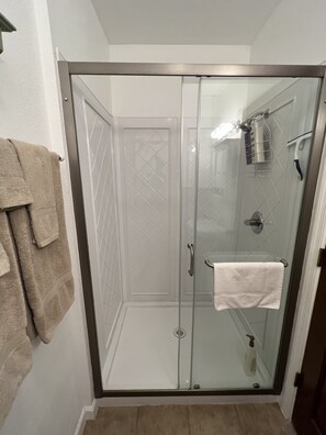Dusche, Haartrockner, Handtücher, Seife