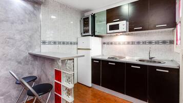 Refrigerador, horno, parrilla de estufa y cafetera y tetera