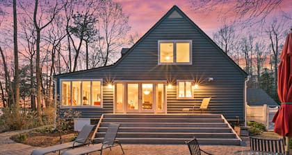 Waterfront Paradise with Pool & Hot Tub plus 4 King Beds & 4 Full baths