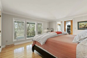 5 bedrooms, desk, free WiFi, bed sheets