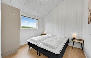 4 bedrooms, travel cot, free WiFi