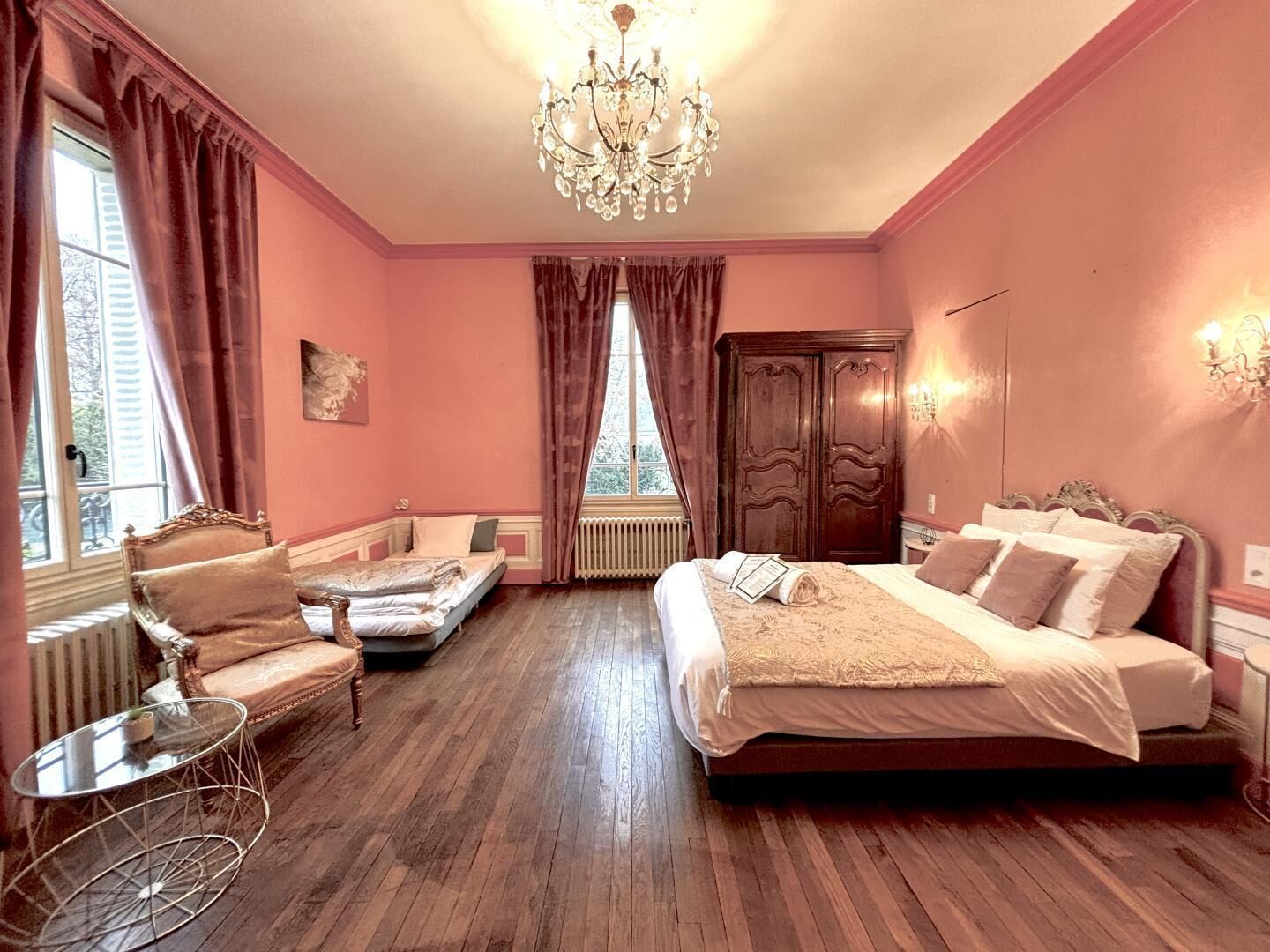 6 bedrooms, travel cot, free WiFi