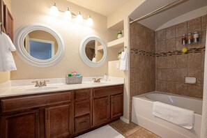 Ensemble douche/baignoire, sèche-cheveux, serviettes fournies, savon