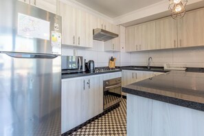 Kühlschrank, Mikrowelle, Ofen, Herdplatte