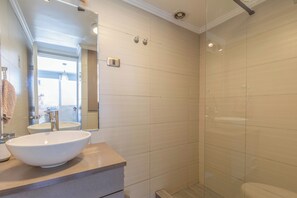 Dusche, Haartrockner, Handtücher, Seife