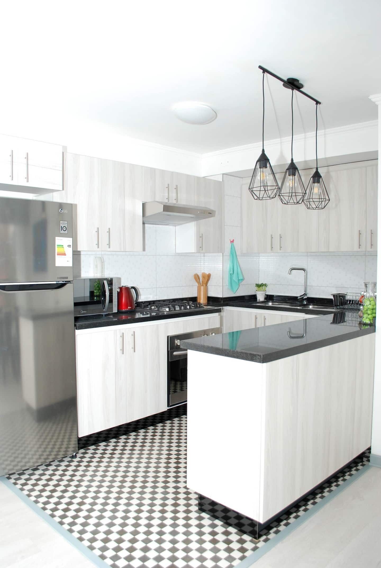 冷蔵庫、電子レンジ、オーブン、コンロ