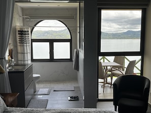 2 habitaciones, caja de seguridad en la habitación y escritorio