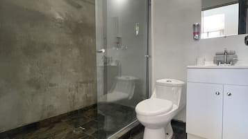 Standard Room, Berbilang Katil, Tower | Bilik Mandi | Pancuran mandi, hulu semburan mandi hujan, pengering rambut