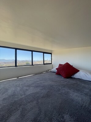 Habitación estándar, varias camas, torre | Tabla de planchar con plancha, wifi gratis y ropa de cama 