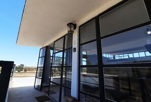 Vista frontal de la propiedad