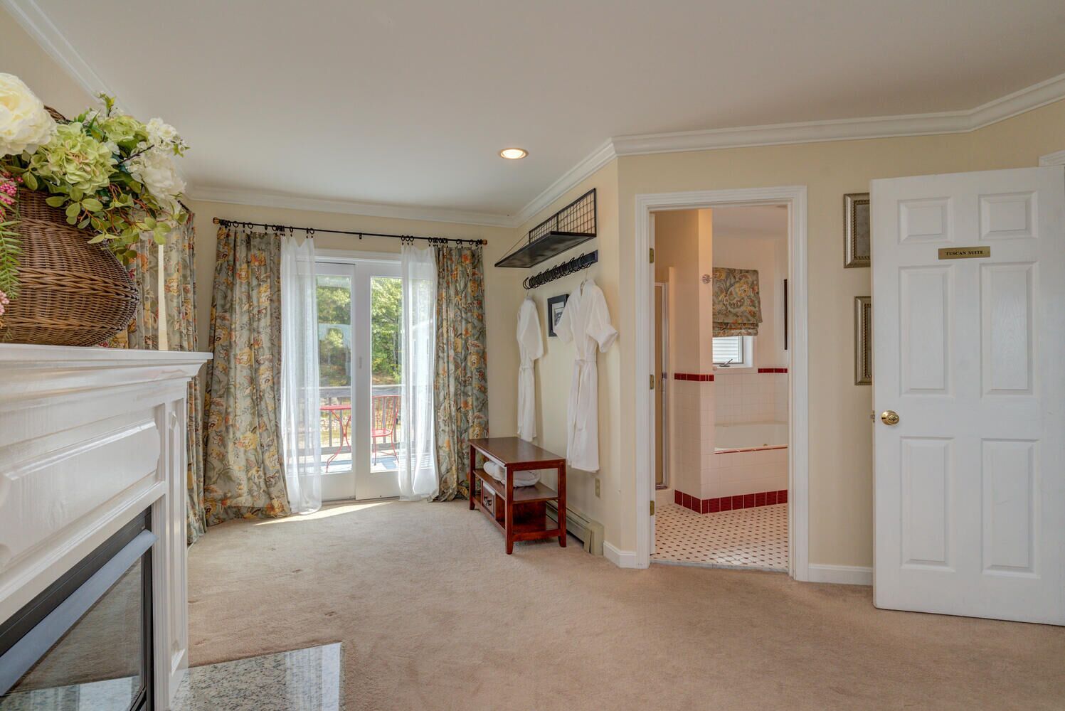 Private 52 Acre Mountain Top, Heated indoor Pool & Spa, Pond, Trails, 5 bedrooms