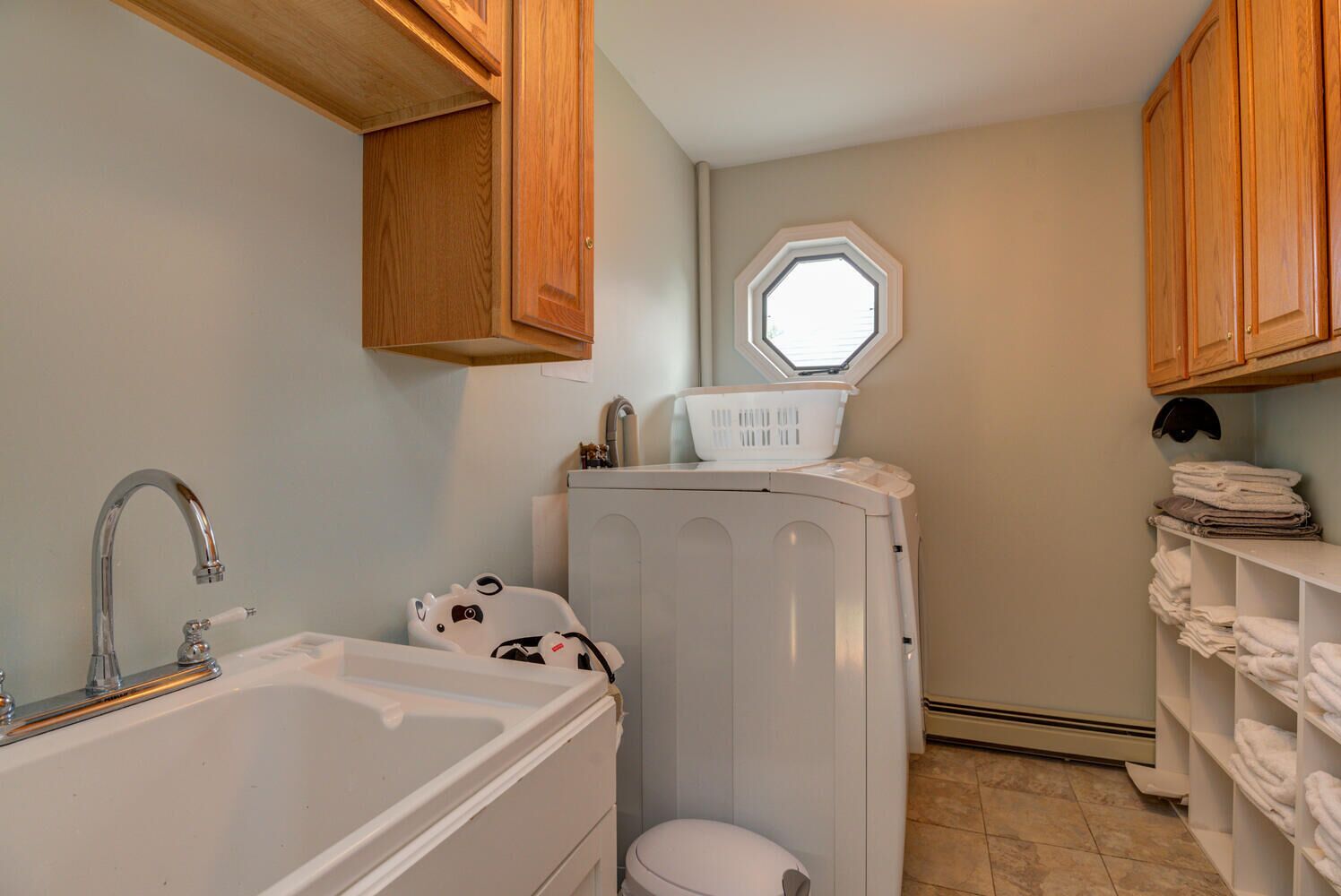 Private 52 Acre Mountain Top, Heated indoor Pool & Spa, Pond, Trails, 5 bedrooms