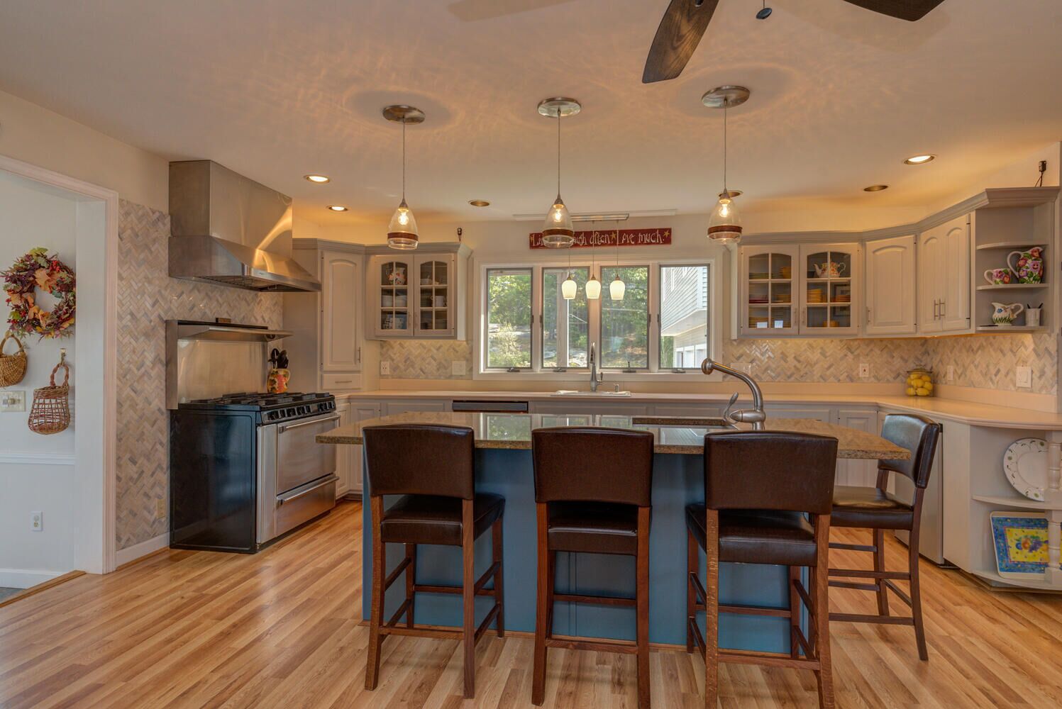 Private 52 Acre Mountain Top, Heated indoor Pool & Spa, Pond, Trails, 5 bedrooms