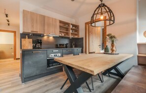 Kühlschrank, Geschirrspüler, Wasserkocher mit Kaffee-/Teezubehör