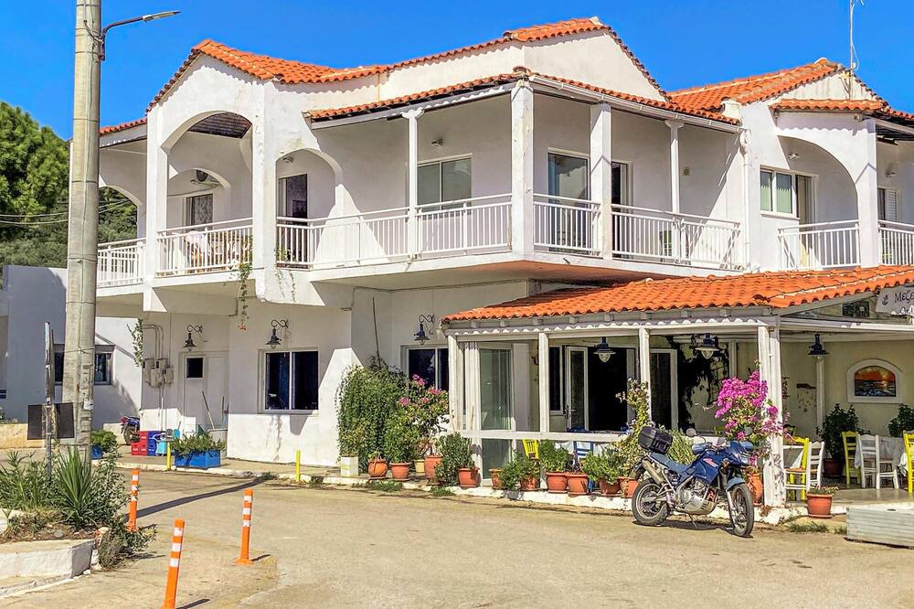 Inviting vacation apartment in the immediate vicinity of the Aegean Sea.
