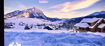 Hot Tub with Amazing Views- 7min to town/resort