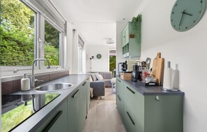 Een koelkast, een kookplaat, een vaatwasser