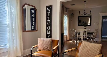 The Broadway Cottage - Great Bend Downtown(Pet Friendly)