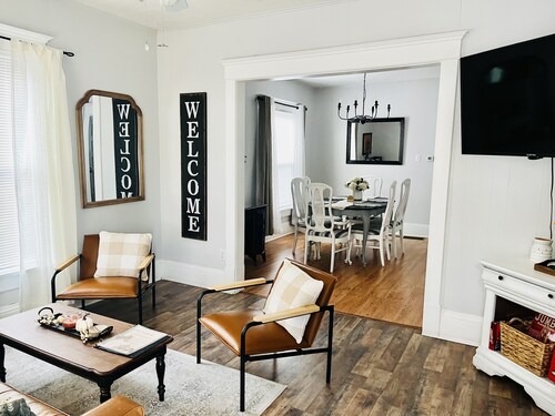 The Broadway Cottage - Great Bend Downtown(Pet Friendly)