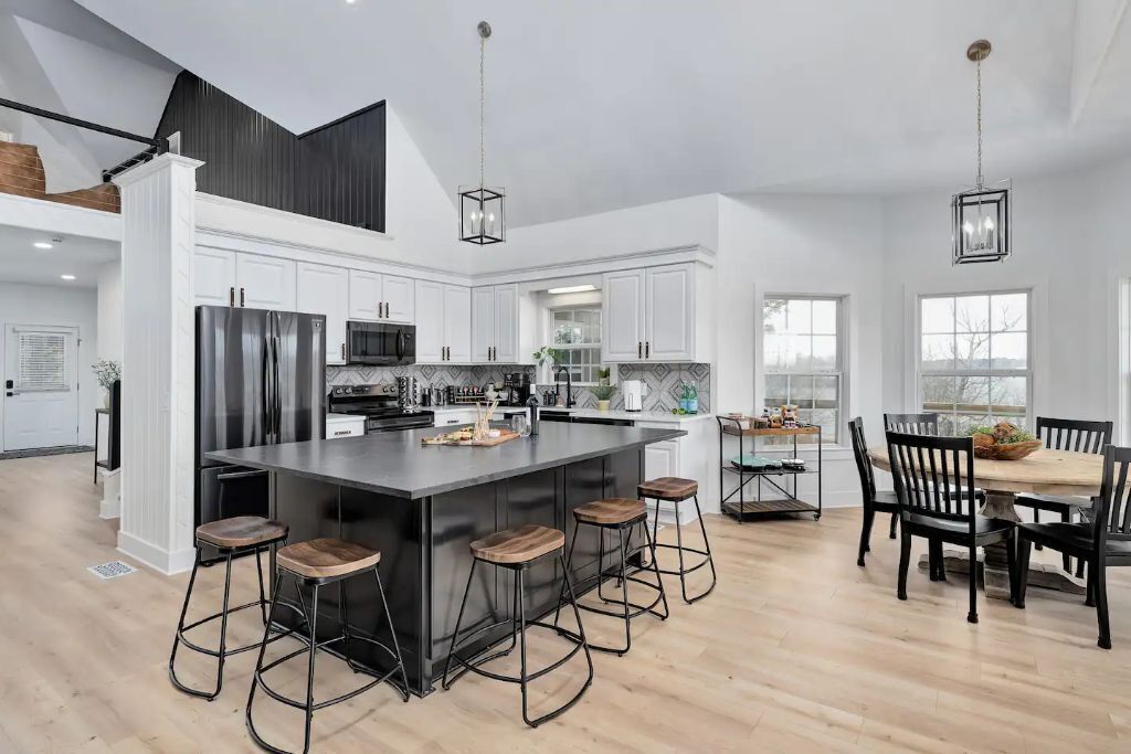 New*Luxe Lakefront*Fully Loaded*Hot Tub*Fire Pit