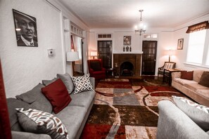 Televisión y chimenea