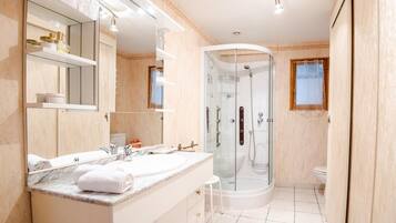 Douche, sĂšche-cheveux, serviettes fournies