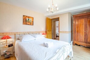 2 bedrooms, desk, free WiFi, bed sheets