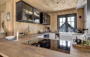 ثلاجة، غسالة أطباق، ماكينة لصنع القهوة/الشاي