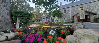 Buckeye Bungalow Charming and cozy cottage, close to everything